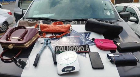 Los policías localizaron a dos hombres, quienes tenían ya en su posesión cuatro bolsas de dama, dos carteras, tres monederos, unos lentes, un celular, una báscula gramera y unas cizallas. ESPECIAL / Policía de Guadalajara