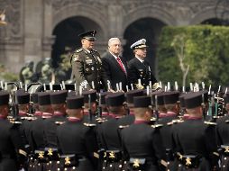 Andrés Manuel López Obrador, acompañado del secretario de la Defensa Nacional, Luis Cresencio Sandoval y del Secretario de Marina, Rafael Ojeda Durán (D), participan en la conmemoración de los 213 años de Independencia. EFE / J. Méndez