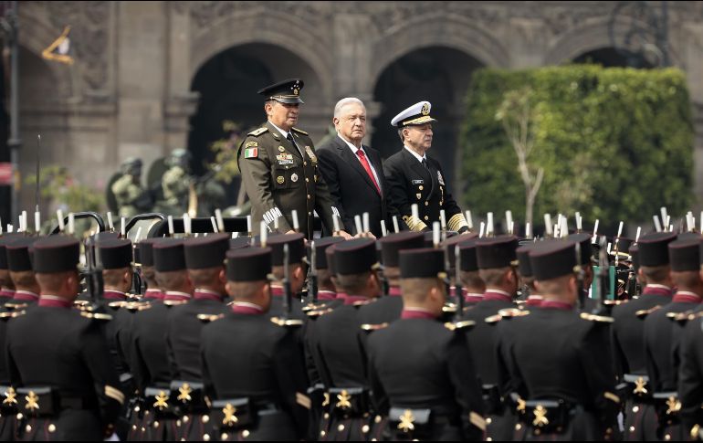 Andrés Manuel López Obrador, acompañado del secretario de la Defensa Nacional, Luis Cresencio Sandoval y del Secretario de Marina, Rafael Ojeda Durán (D), participan en la conmemoración de los 213 años de Independencia. EFE / J. Méndez