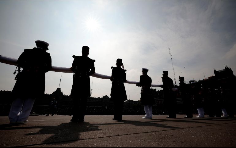 Integrantes de las Fuerzas Armadas mexicanas participan en el desfile en Ciudad de México. EFE / J. Méndez
