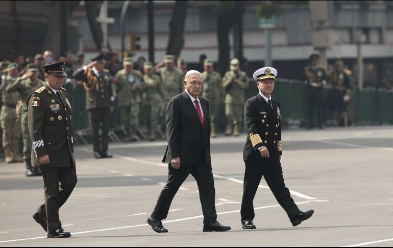 Andrés Manuel López Obrador, acompañado del secretario de la Defensa Nacional, Luis Cresencio Sandoval y del Secretario de Marina, Rafael Ojeda Durán (D), participan en la conmemoración de los 213 años de Independencia. EFE / J. Méndez