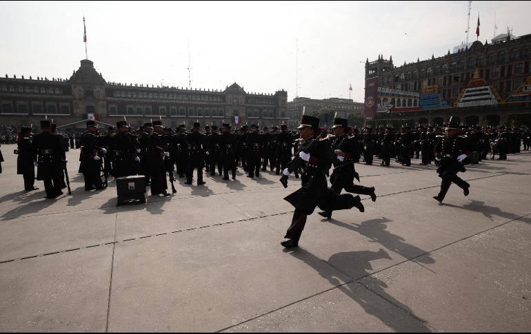 Integrantes de las Fuerzas Armadas mexicanas participan en el desfile en Ciudad de México. EFE / J. Méndez