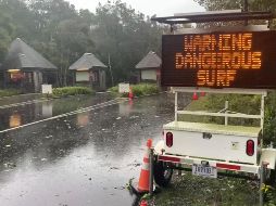 Lee inundó carreteras costeras y embarcaciones, derribó líneas eléctricas y árboles, y dejó fuera de servicio a los transbordadores. AP