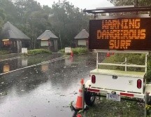 Lee inundó carreteras costeras y embarcaciones, derribó líneas eléctricas y árboles, y dejó fuera de servicio a los transbordadores. AP
