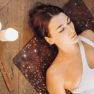 Yoga en un sótano ayuda a ucranianos a lidiar con los ataques rusos