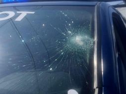 Elementos de la Policía Municipal solicitaron apoyo y lograron frenar la riña, pero para ese entonces la turba había causado daños a una patrulla de la policía municipal y lesionaron a una policía. CORTESÍA