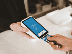 La Profeco hace un llamado a los establecimientos a no cobrar comisión por pagos con tarjeta. Unsplash.