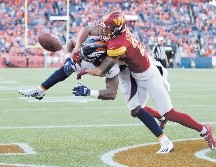 Benjamin St. Juste (der.) bloqueó la jugada que hubiese empatado el encuentro. AFP