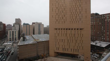 La prisión, diseñada por el arquitecto Harry Weese e inaugurada en 1975, se distingue de otros centros penitenciarios federales porque se trata de un rascacielos de base triangular con 28 pisos y un patio en la azotea. AFP / ARCHIVO