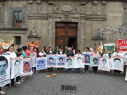López Obrador anunció que esta semana tendrá una reunión en Palacio Nacional con los familiares de los 43 normalistas desaparecidos y en donde se les informará sobre los avances del caso. EFE / ARCHIVO