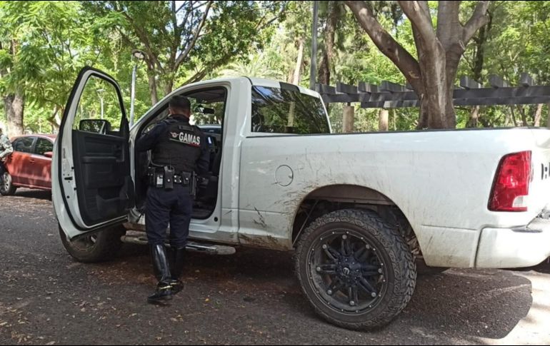 Oficiales del Escuadrón Motorizado Gamas patrullaban en las inmediaciones de Basilio Badillo, entre San Pedro y San Pablo, cuando vieron que una camioneta Dodge Ram en la que viajaban dos hombres se pasó el semáforo en rojo. CORTESÍA