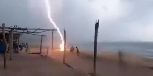 Personas son alcanzadas por un rayo en playas de Michoac&aacute;n (VIDEO)