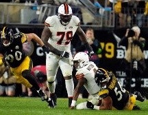T.J. Watt recupera el balón después de que el quarterback de Cleveland, Desahaun Watson, fuera capturado por Alex Highsmith. AP/G. Puskar