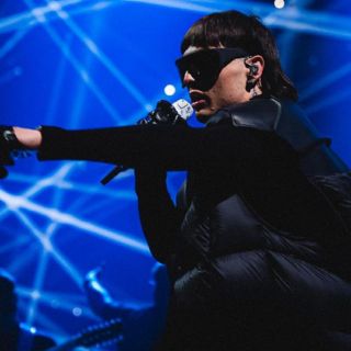 Peso Pluma contrata más seguridad y usa chamarra antibalas