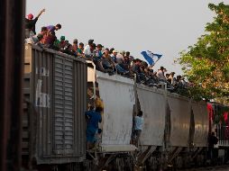En algunos puntos de México los migrantes suben a los trenes con el objetivo de acercarse a la frontera con Estados Unidos. En esta imagen, esperan en Ixtepec, Oaxaca. AP/M. Castillo
