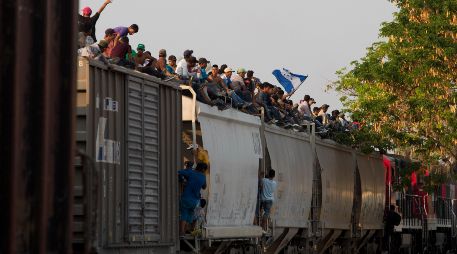 En algunos puntos de México los migrantes suben a los trenes con el objetivo de acercarse a la frontera con Estados Unidos. En esta imagen, esperan en Ixtepec, Oaxaca. AP/M. Castillo