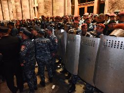 Policías de Armenia contienen una protesta en la capital del país para exigir la defensa de los armenios étnicos en Nagorno Karabaj. EFE/N. Aleksanyan