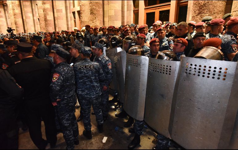 Policías de Armenia contienen una protesta en la capital del país para exigir la defensa de los armenios étnicos en Nagorno Karabaj. EFE/N. Aleksanyan