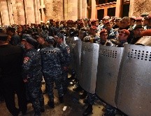 Policías de Armenia contienen una protesta en la capital del país para exigir la defensa de los armenios étnicos en Nagorno Karabaj. EFE/N. Aleksanyan