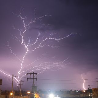 Rayo alcanza a dos personas en un campo deportivo de Yucatán