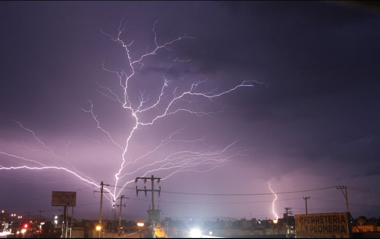 En un campo deportivo de Yucatán un rayo alcanzó a dos personas esta tarde en Yucatán. EL INFORMADOR/ ARCHIVO.