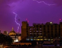 De acuerdo con el CDC, las probabilidades de que esto ocurra son una en 500 mil, por lo que no es imposible que un rayo te alcance y de ser así, tienes unos segundos para salvarte. EL INFORMADOR/ ARCHIVO.