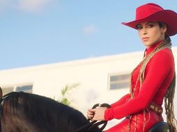 “El jefe” es un corrido de protesta social donde Shakira y Jesús hablan de la clase obrera que se la pasa trabajando arduamente y no alcanzan los privilegios que tienen los jefes por más que se esfuerzan todos los días para alcanzar sus sueños. CORTESÍA