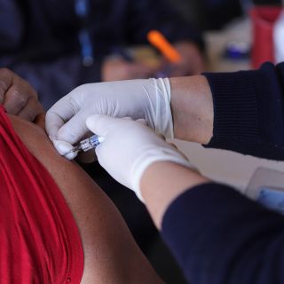 ¿Se recomienda vacunarse contra COVID-19?