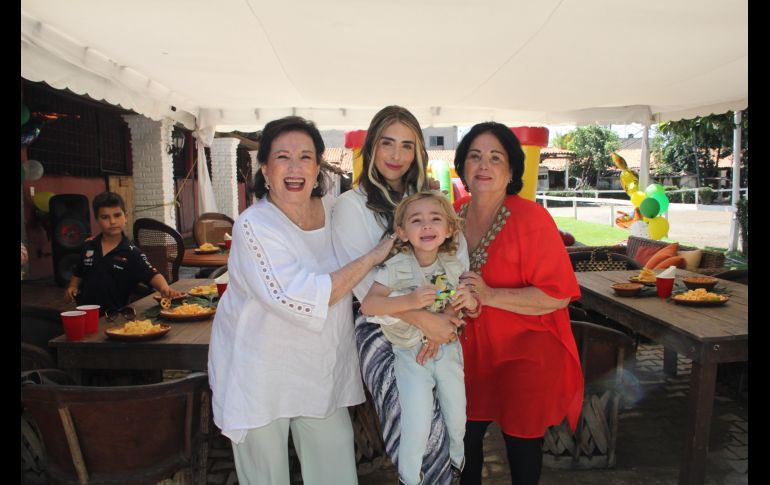 Gloria Herrera Viuda de Aceves, Fer Leaño, Gaby Aceves y Alef Leaño. GENTE BIEN JALISCO/ Esmeralda Escamilla