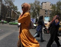 El proyecto de ley endurece las penas a toda persona objeto de una denuncia por haber infringido el estricto código de vestimenta impuesto a las mujeres, uno de los pilares ideológicos desde la caída del sah en 1979. AP / ARCHIVO