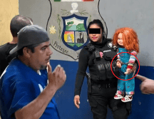 Se menciona que la acción de colocarle esposas a 