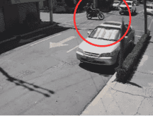 Cámaras de seguridad captaron el momento de un accidente impresionante: una camioneta embiste a un motociclista en plena intersección. ESPECIAL.