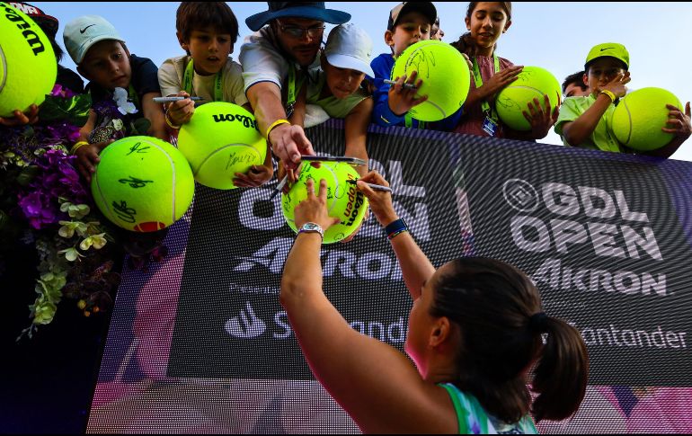 En cada rincón del Centro Panamericano de Tenis los aficionados buscan a las tenistas para llevarse un recuerdo. EL INFORMADOR/A. Navarro