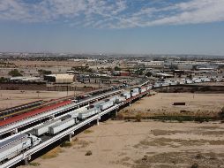 Tráilers formados a la entrada de la Aduana de EU en Ciudad Juárez. La Canacintra ha calculado las pérdidas diarias en 500 millones de dólares. EFE/L. Torres