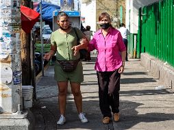 Ante el aumento de contagios de COVID-19 en Jalisco durante las últimas semanas, las personas optan por volver a utilizar las mascarillas. EL INFORMADOR/H. Figueroa