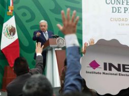 ''Si eres conservador o quieres que continúe la corrupción,  te recomendamos que no veas este programa porque puede ocasionarte algún daño psicológico o emocional, o afectar los intereses que defiendes'', aseveró López Obrador. ESPECIAL / SUN