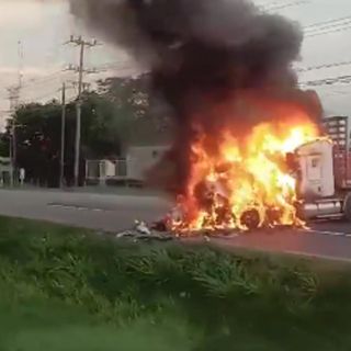 Bloquean carreteras y atacan casa de funcionario en Tabasco