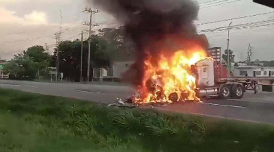 Con carreteras cerradas, vehículos quemados y disparos en contra de la casa de un funcionario municipal amaneció Tabasco este viernes. ESPECIAL