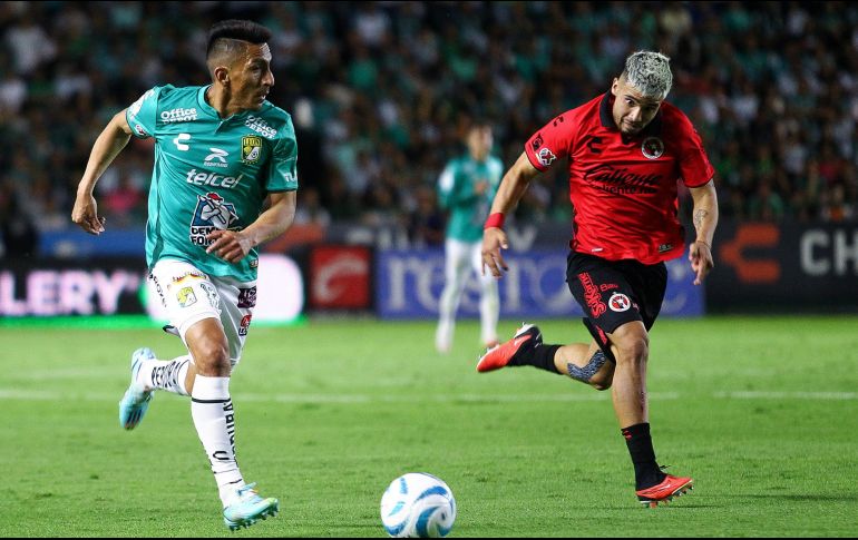 Ángel Mena conduce el balón bajo la marca de Nicolás Díaz. EFE/L. Ramírez