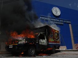 Los manifestantes robaron una camioneta de una empresa privada y la utilizaron para derribar el portón de la FGE, después le prendieron fuego. EFE/J. De la Cruz
