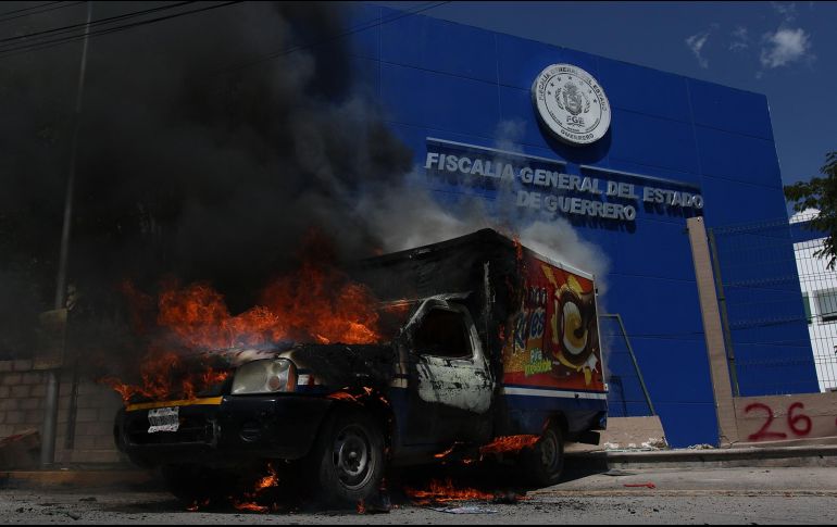 Los manifestantes robaron una camioneta de una empresa privada y la utilizaron para derribar el portón de la FGE, después le prendieron fuego. EFE/J. De la Cruz