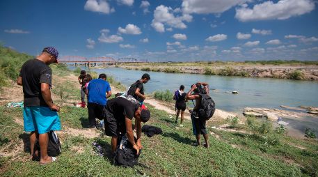 Un grupo de migrantes se prepara para cruzar el río Bravo. EFE/M. Sierra
