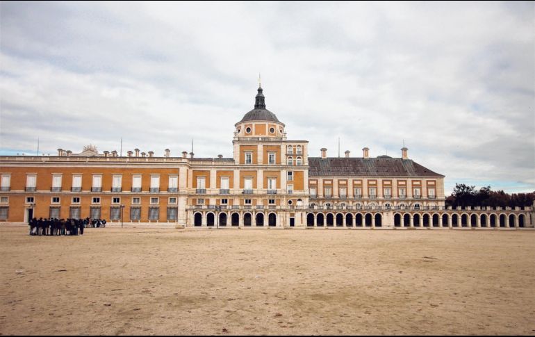 Fachada de Aranjuez. Con la llegada del otoño el entorno se  pinta de colores dorados. ESPECIAL