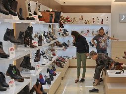Si quieres comprar zapatos y tienes la tarjeta INAPAM, hay más de cinco zapaterías donde recibirás un descuento. EL INFORMADOR/ ARCHIVO.
