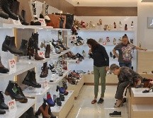 Si quieres comprar zapatos y tienes la tarjeta INAPAM, hay más de cinco zapaterías donde recibirás un descuento. EL INFORMADOR/ ARCHIVO.