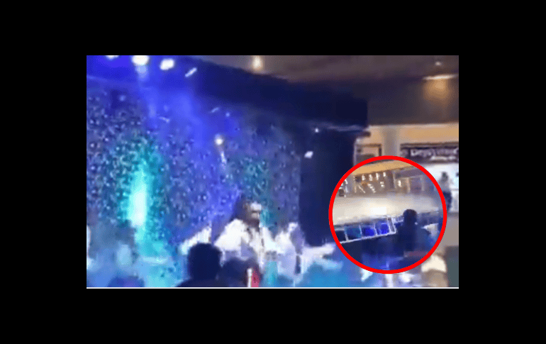 Un video que se viralizó en redes sociales muestra a un grupo de bailarines en Colombia que, mientras bailaban sufrieron la aparatosa caída de una enorme estructura metálica. VIDEO.