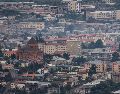 Una vista general muestra la Catedral de la Santa Madre de Dios entre los edificios de Stepanakert, vista desde Shusha, en la región controlada de Nagorno-Karabaj en Azerbaiyán. AFP / E. Dunand