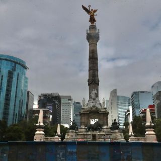 Colocan vallas alrededor de inmuebles en CDMX por marcha de normalistas