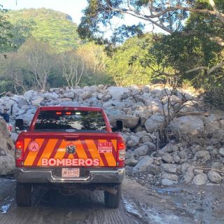 Hallan otro cuerpo tras desbordamiento de arroyo en Autlán; quedan dos personas por localizar