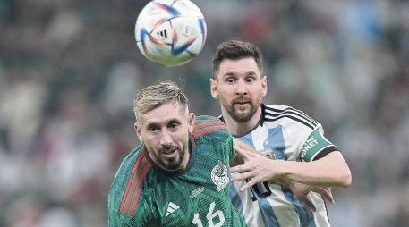 Héctor Herrera y Lionel Messi se han enfrentado en duelos de Selecciones y de clubes en la Liga española. AFP/J. Mabromata